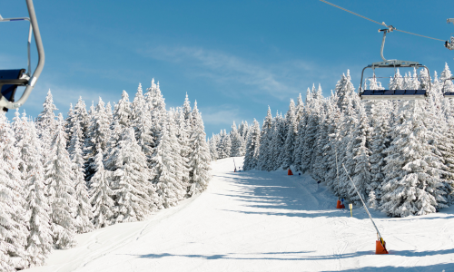 Niezbędniki dla narciarzy na stoku narciarskim 